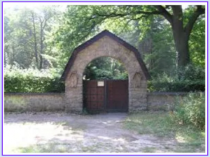 Eingangsportal des Friedhofes Grunewald-Forst, Urheberschaft: Axel Mauruszat / Attribution Eingangsportal des Friedhofes Grunewald-Forst. Quelle: undefined