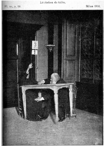 Das Medium Eusapia Palladino lässt in Gegenwart des russischen Parapsychologen Alexander Aksakow einen Tisch „levitieren“, Mailand 1892. © Mailand 1892 © Fran6fran6, Public domain, via Wikimedia Commons Telekinese