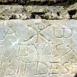 Steintafel mit lateinischer Inschrift, Alpha und Omega und Christusmonogramm Chi-Rho ☧, Domitilla-Katakomben, Rom 