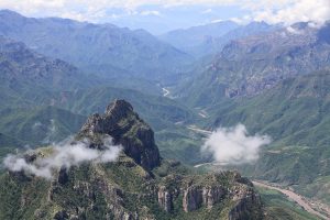 Aussicht über einen vom Río Urique durchflossenen Teil der Kupferschlucht © panza.rayada, CC BY-SA 3.0 <https://creativecommons.org/licenses/by-sa/3.0>, via Wikimedia Commons Kupferschlucht