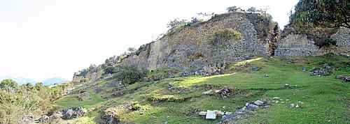 Die Festungsmauern in ihrer imposanten Länge © Martin St-Amant (S23678), CC BY 3.0 <https://creativecommons.org/licenses/by/3.0>, via Wikimedia Commons Kuelap