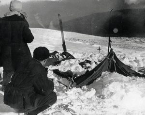 Das zerstörte Zelt, wie es der Suchtrupp am 26. Februar 1959 fand 
