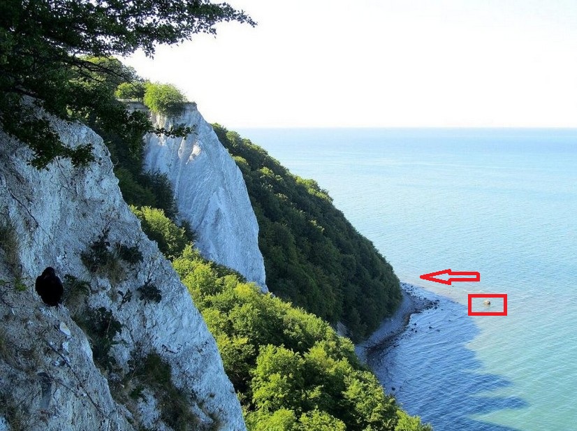 Kreidefelsen unterhalb des Königsstuhls. Der Findling „Waschstein“ liegt im Uferbereich vor der nördlichen Landspitze.© User: Celsius at wikivoyage shared, CC BY-SA 3.0 <https://creativecommons.org/licenses/by-sa/3.0>, via Wikimedia Commons Waschsteinhöhle